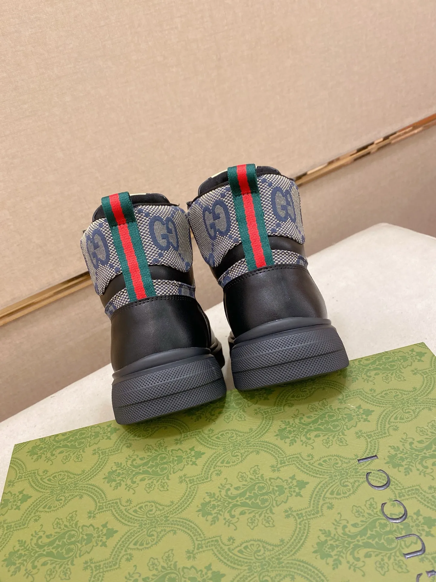 Men's clothing and shoes: 420💰 (GUCCI) The latest model from the official website🎁🎁Casual and fashionable men's shoes👟, hot style💥The version is simple and elegant, exclusive for trendy men. The unique latest brand elements from the official website👑Original Gucci decoration, fashionable and generous, the fabric is original cowhide ✅Mesh breathable lining, the official website specifies wear-resistant casual outsole, the classic model is taken in kind at the counter🎬38-44 (can be customized for 45 non-refundable)